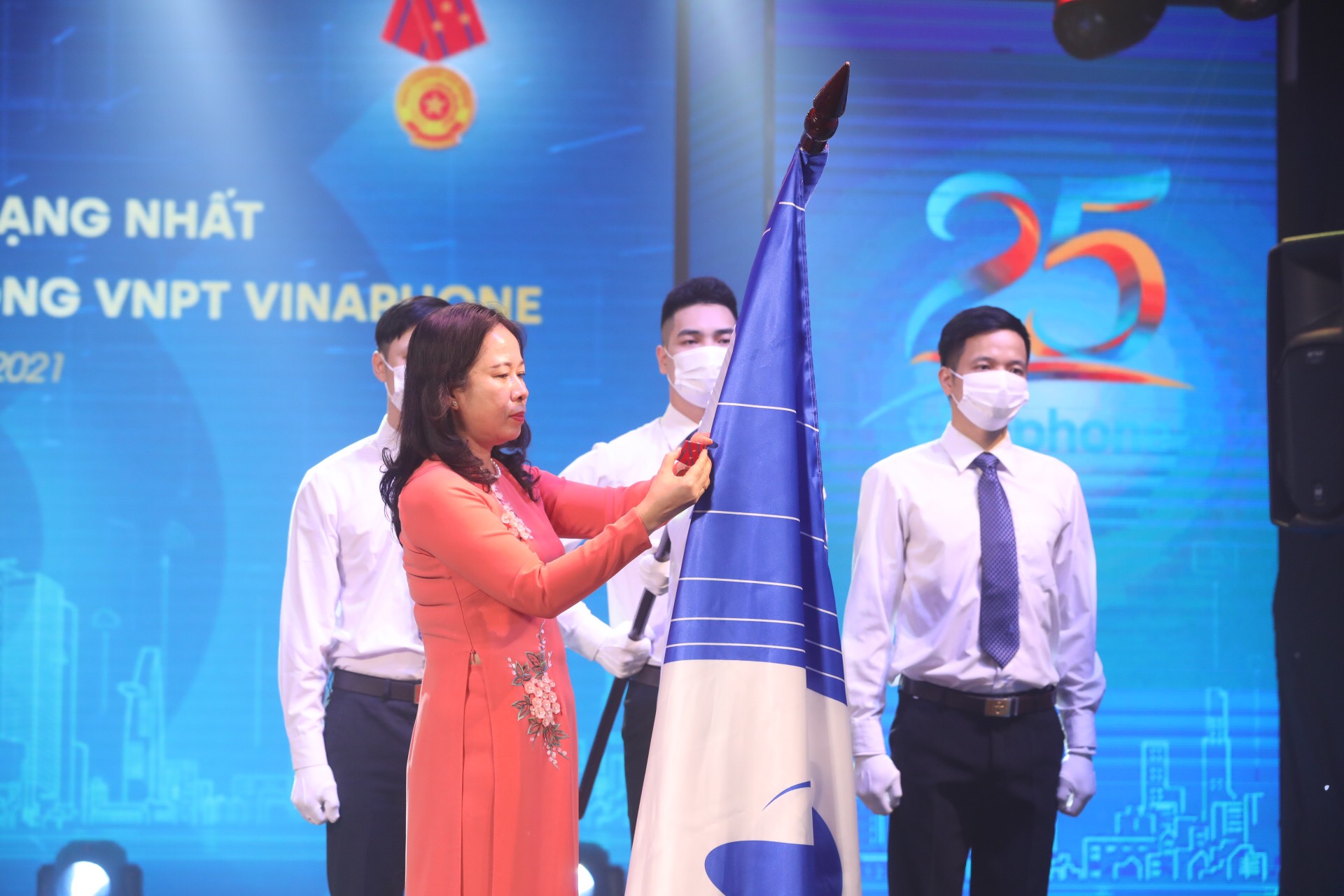 Phó Chủ tịch nước Võ Thị Ánh Xuân trao Huân chương Lao động Hạng nhất giai đoạn 2015-2019 cho Tổng công ty VNPT VinaPhone 